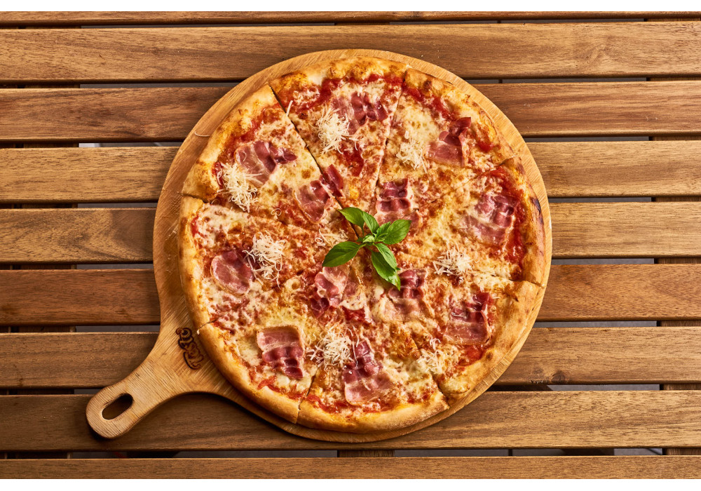 Пицца Пармиджано. Бизон пицца жульен пармезан. Пицца на дровах виноградный. Пармезан пицца Калининград.